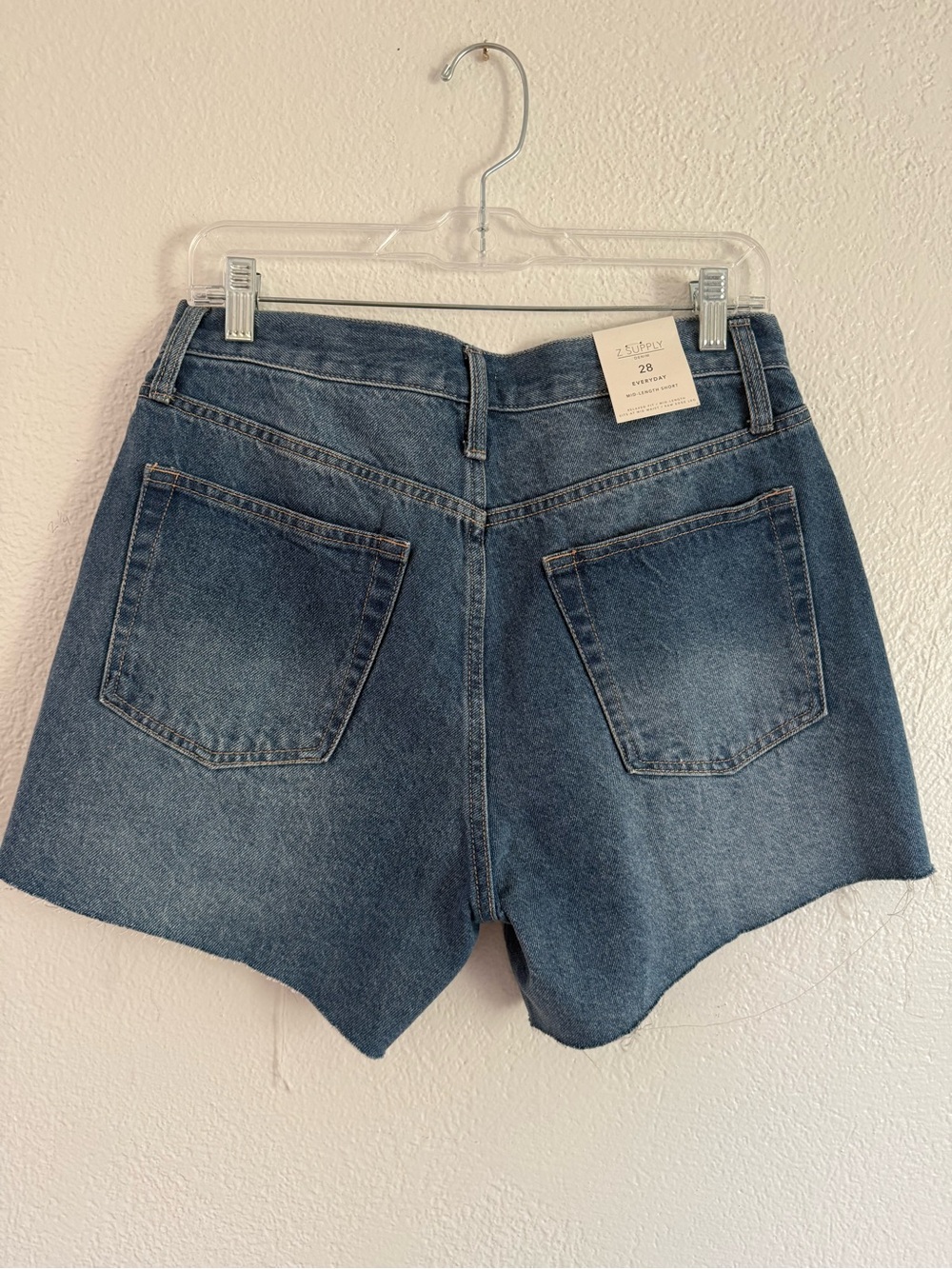 Z Supply Denim Shorts Size 28 Everyday Mid Length Relaxed Fit Midrise Raw Hem - Picture 4 of 7